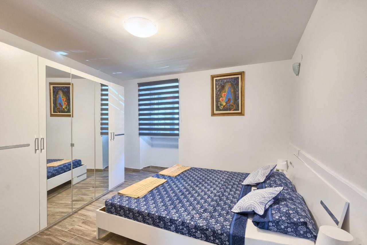 Old Town Apartments In City Center Pula Exterior photo